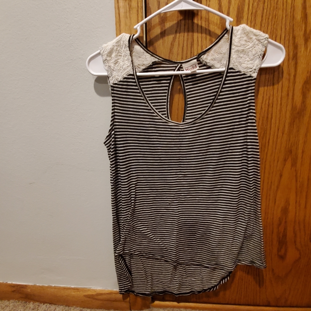 Black and white stripe keyhole tank